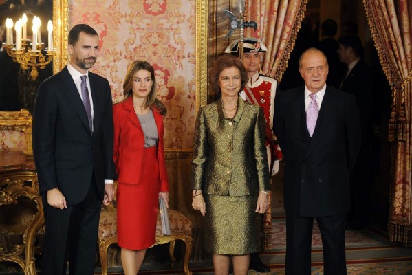 (FILES)-- A file photo taken on December 3, 2009 shows members of the Spanish royal family (from L) Prince Felipe de Borbon and his wife Letizia Ortiz, Queen Sofia and King Juan Carlos de Borbon posing in the Royal Palace in Madrid. Spain's 76-year-old King Juan Carlos will abdicate in favour of his son, Prince Felipe, Prime Minister Mariano Rajoy announced on June 2, 2014. AFP PHOTO/ Pedro ARMESTRE