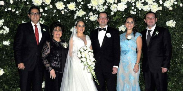 Los recién casados Estefania Marinakys y Juan Carlos Gúzman con José y Mary Tinoco, Vanessa y Edwin Rojas.