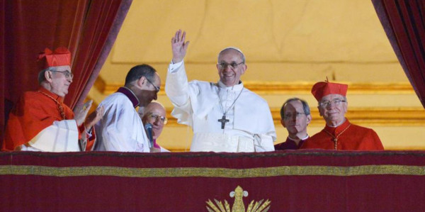 Papado día 1. El argentino Jorge Maria Bergoglio salía al balcón del Vaticano el 13 de marzo de 2010, tras ser elegido nuevo papa. Nunca un Papa había sido elegido en Latinoamérica y nunca había sido escogido entre los jesuitas