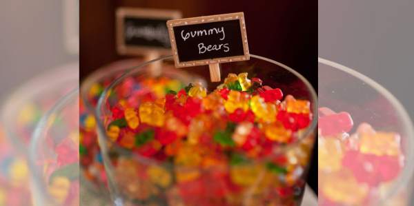 Dulces y azúcarCuando hay muchas ansias por alimentos dulces, no puedes satisfacerla, y te irritas y enfadas con facilidad, es probable que los niveles de glucosa en sangre estén desequilibrados. También puede significar falta de ácidos grasos Omega 3 o deficiencia de proteínas. Para matar este antojo con los nutrientes adecuados puedes consumir 2 cucharadas de aceite de lino, de coco o de semillas al día, una porción adicional de fruta y carbohidratos como cereales integrales. Dulces y azúcarCuando hay muchas ansias por alimentos dulces, no puedes satisfacerla, y te irritas y enfadas con facilidad, es probable que los niveles de glucosa en sangre estén desequilibrados. También puede significar falta de ácidos grasos Omega 3 o deficiencia de proteínas. Para matar este antojo con los nutrientes adecuados puedes consumir 2 cucharadas de aceite de lino, de coco o de semillas al día, una porción adicional de fruta y carbohidratos como cereales integrales.