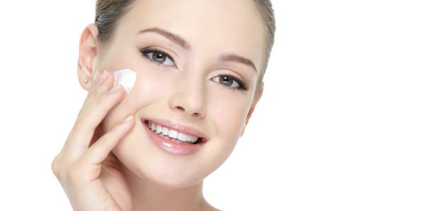 2. Utiliza protector solar. Siempre debes utilizar filtro solar en tu rostro. La radiación UV del sol causa envejecimiento prematuro, irritación e incluso enfermedades como el cáncer. La forma más sencilla de familiarizarse con el uso de protector solar, es incorporarlo en su rutina regular de la mañana con una crema hidratante. 2. Utiliza protector solar. Siempre debes utilizar filtro solar en tu rostro. La radiación UV del sol causa envejecimiento prematuro, irritación e incluso enfermedades como el cáncer. La forma más sencilla de familiarizarse con el uso de protector solar, es incorporarlo en su rutina regular de la mañana con una crema hidratante.