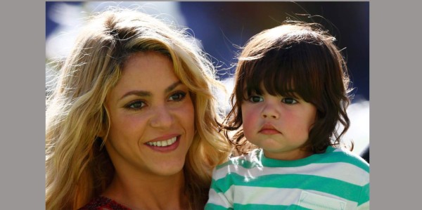 Shakira enseña a leer a Milan