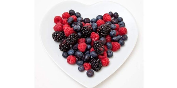 Kiwi. Esta fruta es rica en vitamina C, inclusive más que la naranja, y, además, posee beta carotenos y otras sustancias antioxidantes que protegen contra los radicales libres. Recuerda que la vitamina C es esencial para la producción de colágeno, que es el mayor componente proteico del tejido conectivo del organismo y que ayuda a que la piel se vea fresca. Kiwi. Esta fruta es rica en vitamina C, inclusive más que la naranja, y, además, posee beta carotenos y otras sustancias antioxidantes que protegen contra los radicales libres. Recuerda que la vitamina C es esencial para la producción de colágeno, que es el mayor componente proteico del tejido conectivo del organismo y que ayuda a que la piel se vea fresca.