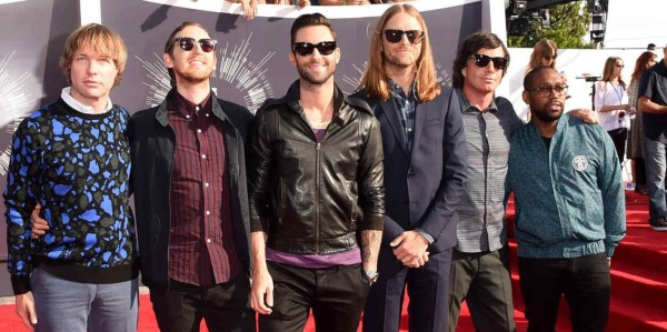 Adam Levine y Maroon 5 irrumpen en bodas