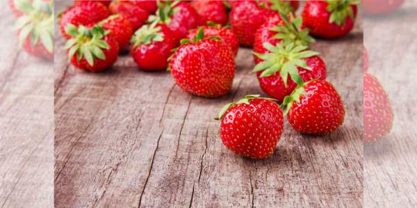 2. Fresas. Una taza de fresas aporta el 150 por ciento de la dosis de vitamina C recomendada y al consumir más vitamina C ayudas a tu piel a evitar las arrugas y la resequedad.