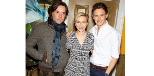 Scarlett Johansson junto a Eddie Redmayne y Rufus Wainwright