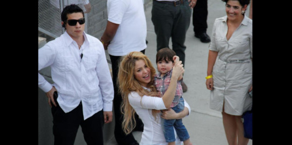 Milan junto a Shakira en su primera gira solidaria en Colombia