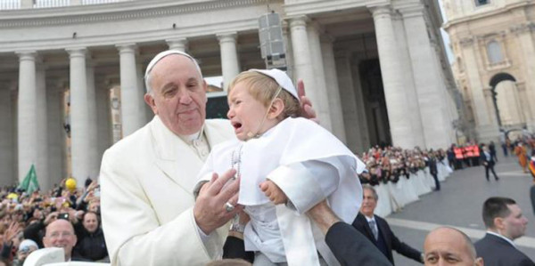 El papa Francisco recibió hoy con una sonrisa y dio un besó a un niño de poco más de un año que iba disfrazado con la tradicional sotana blanca y la papalina de los pontífices
