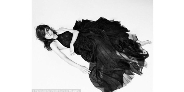 Keira Knightley posa topless contra photoshop