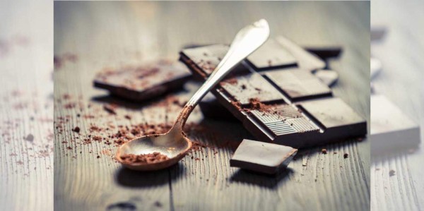 4. Chocolate.Lo creas o no, el chocolate oscuro u amargo es un gran aliado de la belleza. Gracias a su enorme cantidad de antioxidantes humecta y suaviza la piel, lucha contra los radicales libres, que causan el envejecimiento y suaviza las arrugas.