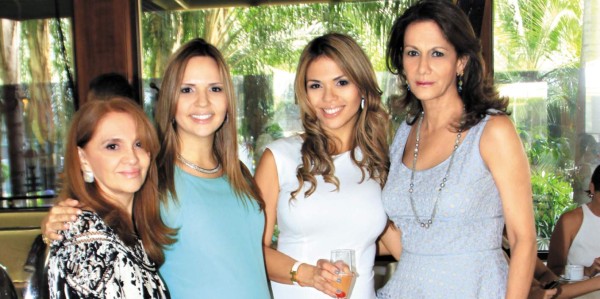 Sandra, Carolina y María Elena Sánchez con Lucy Khoury