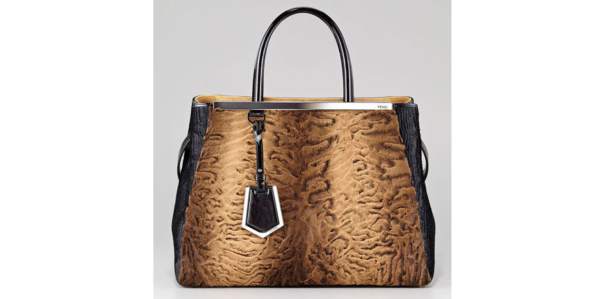 Fendi Astrakhan Tote¿Qué es más lujoso que un handbag de piel? Este Fendi tote ( $7,300) combina a la peferccion la piel y el charol.