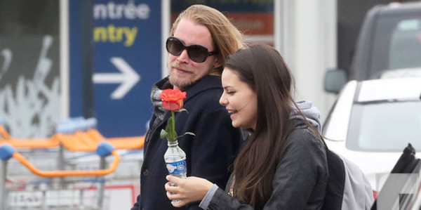 El actor de ahora 33 años fue visto de la mano de la joven, quien era solo sonrisas gracias a la flor que Macaulay le entregó tras saludarla.