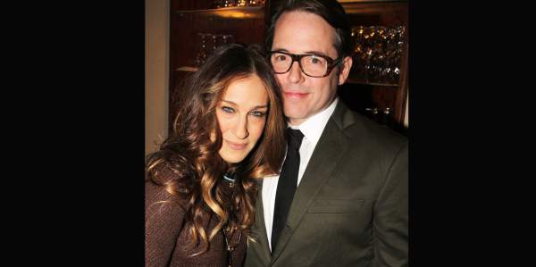 Sarah Jessica Parker y Mathew Broderick Según los medios, Sarah mantenía una relación con F. Kenndy Jr. cuando ella y Matthew iniciaron su romance en 1991. Los actores contrajeron matrimonio en 1997.