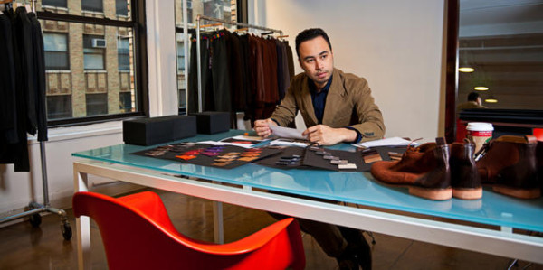 El diseñador hondureño Carlos Campos ha conquistado a Nueva York con sus diseños vanguardistas.