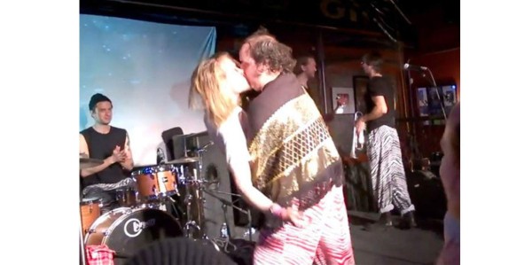 ¡Macaulay Culkin besa a un hombre en concierto!