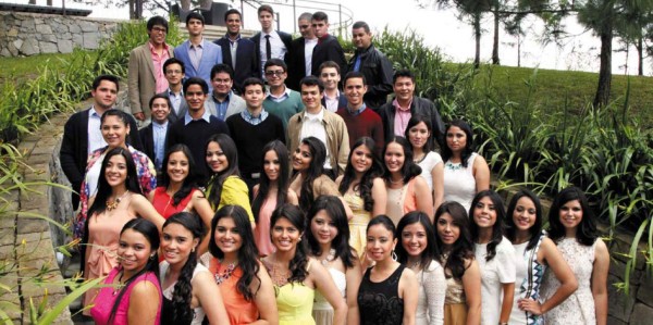 La generación 2014 de Macris School posa sonriente durante el senior lunch en La Cumbre