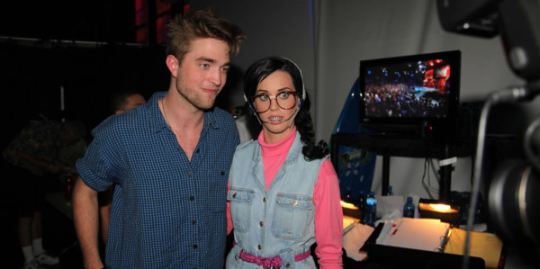 Katy Perry y Robert Pattinson cantan juntos en un karaoke