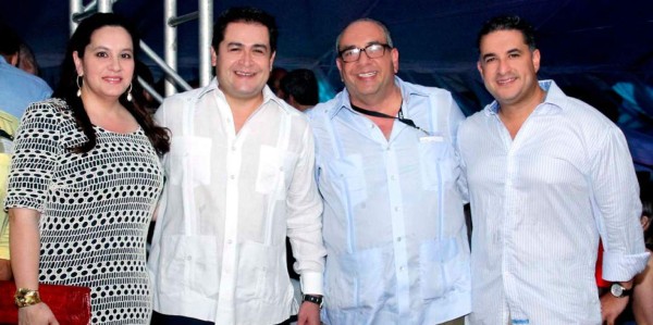 La pareja presidencial de Honduras, Ana y Juan Orlando Hernández con Camilo Atala y José Gutiérrez.