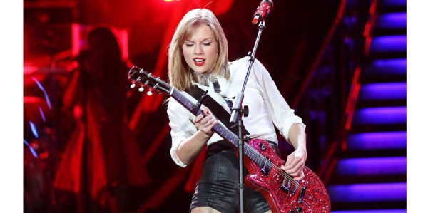 Billboard reconoció a Taylor Swift como la mujer del año por su contribución al negocio; es la primera en batir tres veces el récord del millón de copias en una semana.
