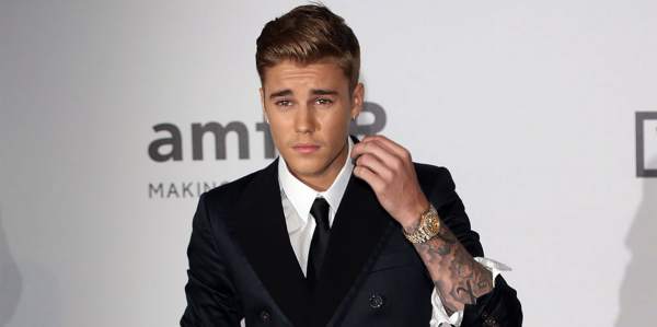 Justin Bieber Tras surgir a la luz pública en 2014 un video de cuando tenía 15 años en el que contaba un chiste racista, el cantante immediatamente pidió disculpas. ''Cuando era un jovencito, no comprendía el poder de algunas palabras y cómo pueden ser hirientes. Pensaba que estaba bien repetir palabras y bromas hirientes'', dijo. Justin Bieber Tras surgir a la luz pública en 2014 un video de cuando tenía 15 años en el que contaba un chiste racista, el cantante immediatamente pidió disculpas. ''Cuando era un jovencito, no comprendía el poder de algunas palabras y cómo pueden ser hirientes. Pensaba que estaba bien repetir palabras y bromas hirientes'', dijo.
