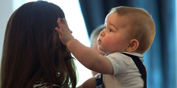 El príncipe George de Inglaterra juega con otros bebés en Nueva Zelanda
