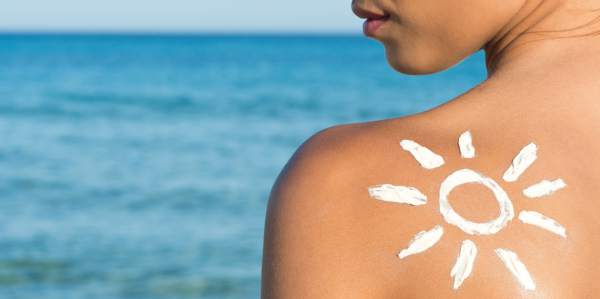 1. Prescindir del protector solar. Usar un protector es una regla que no puedes romper. Los rayos ultravioletas generan a largo plazo, arrugas, manchas, envejecimiento prematuro e incluso favorecen la aparición de cáncer de piel.