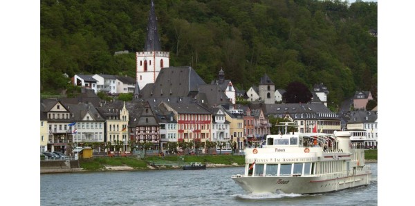 El encanto del Rin. Uno de los imperdibles es un viaje en barco a través del Rin, el río más transitado de Euro-pa, el cual recorre paisajes de ensueño, viñedos, verdes colinas, edificios de corte militar de la época medieval, majestuosos castillos, palacios barrocos y antiguas for-talezas. Se ofrecen muchas excursiones diarias por este río que nace en Suiza y desemboca en el mar del Norte en Alemania.