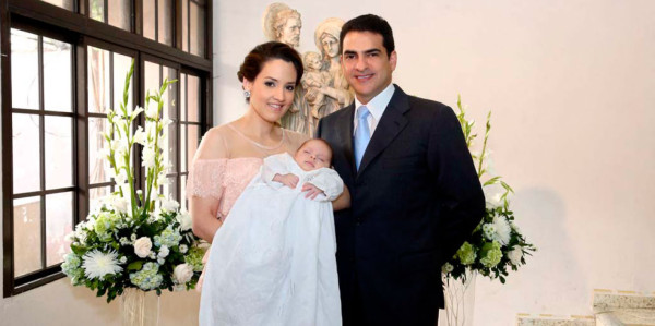 Lourdes y Carlos Abufele con su pequeño Felipe Andrés.
