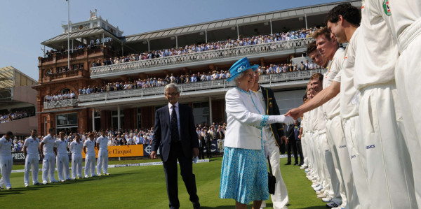 La reina Isabel abandona abruptamente partido de cricket