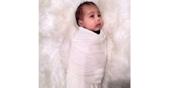 Kim Kardashian comparte imagen de su hija