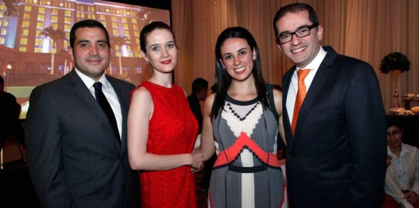 El nuevo gerente del hotel, Gabriel Vargas con su esposa, Loreto Mohr, Alfonso y Anabelle Martínez