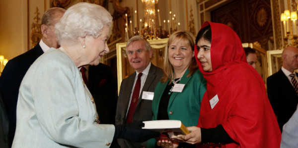 La reina Isabel II acompañada por el duque de Edimburgo recibió a Malala en el Palacio de Buckingham