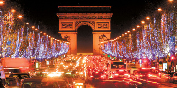 En París: El Arco del Triunfo y la Avenue des Champs-Élysées totalmente iluminadas para la Navidad.