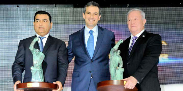 Yusuf Amdani, Fernando Jaar y Roger Valladares, posan con la estatuilla 'El Forjador'.