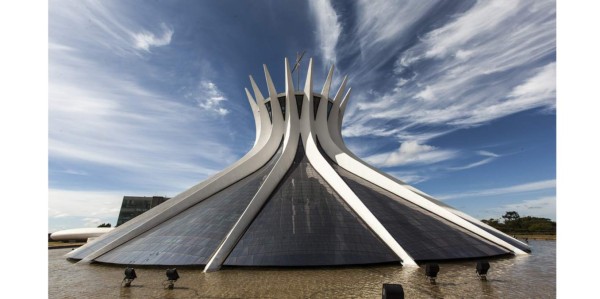 Catedral de BrasiliaCreada en 1970 la La Catedral Metropolitana o Catedral de Brasilia es obra del arquitecto Oscar Niemeyer y destaca por sus 16 impresionantes columnas de hormigón. Mide 40 metros y su base circular mide cerca de 70 metros. Su interior, con capacidad para 4.000 personas, es todavía más espectacular por su vidriera que da la sensación de estar abierta al cielo.