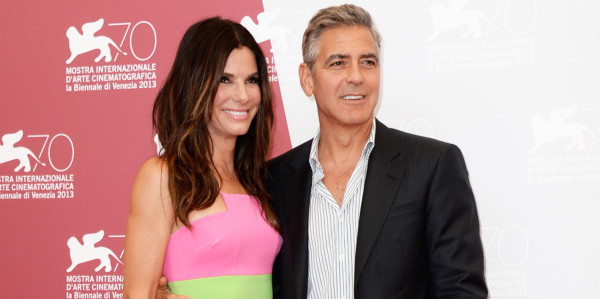 Sandra Bullock bromea con custodia de Clooney