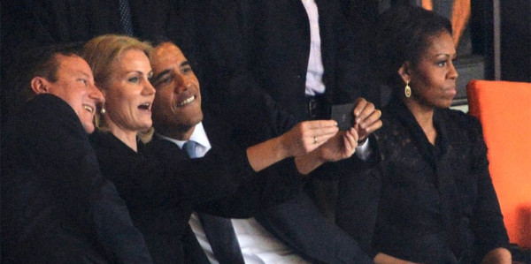 La imagen que muestra cuando los líderes se tomaban el 'selfie' ante la mirada reprobatoria de Michelle Obama.