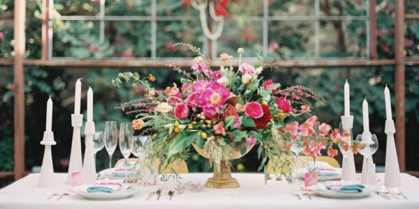 Rojo, rosa y dorado! Utiliza estos colores para una boda veraniega. El rojo, rosa y dorado crean un ambiente vibrantre y en conjunto con las velas blancas, son un recordatorio de la belleza de un nuevo inicio.