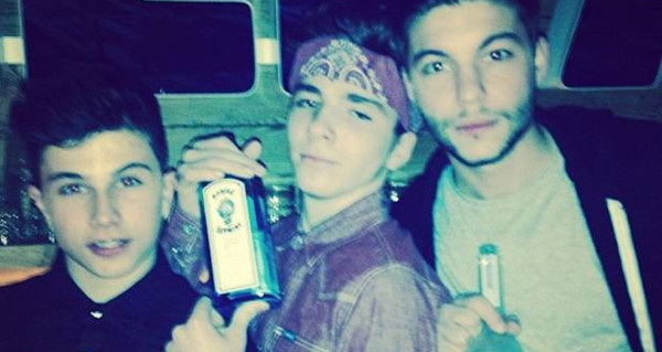 Madonna publicó una imagen de su hijo Rocco y dos amigos más sosteniendo botellas de lo que se presume sería alcohol