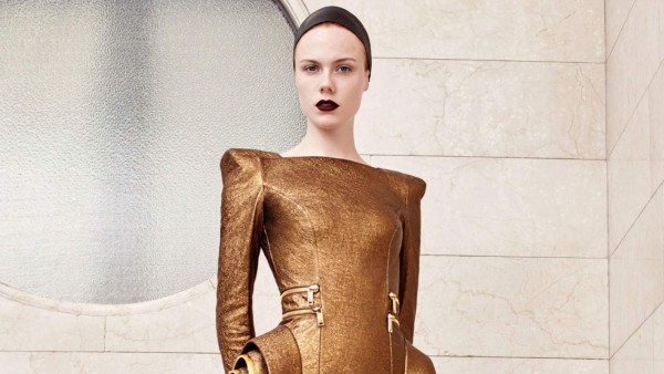 Atelier Versace se saltó la pasarela y presentó algunos de sus diseños de la colección Otoño/Invierno 2017 en la casa de Versace en la Avenida Montaigne. Los diseños nos demostraron que lo metalizado y el rose gold seguirán a la moda.