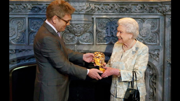 La reina Isabel II recibe un BAFTA