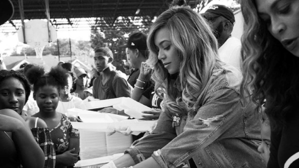 Beyoncé y su hija llevan ayuda a las víctimas de Harvey