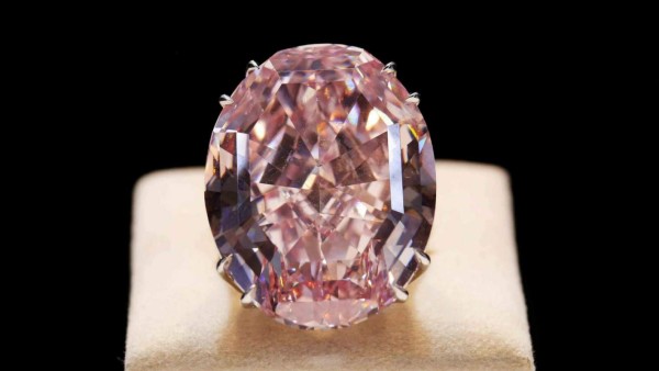 Pink Star<br/>Su principal característica es que fue cortado en bruto, por lo que su tamaño y alta calidad superan a todos los diamantes existentes en colecciones privadas o reales alrededor del planeta. El diamante está valorado en 72 millones de dólares.<br/>