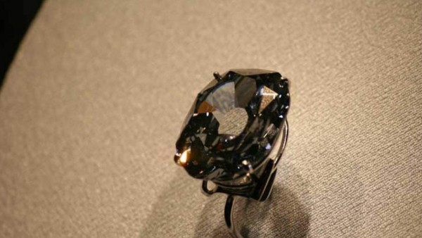 Wittelsbach-Graff Diamond<br/>Es un diamante azul de 31.06 quilates que llevaba desde 1958 sin ser mostrado al público pero fue subastado en Londres por un valor de 24.3 millones de dólares.<br/>