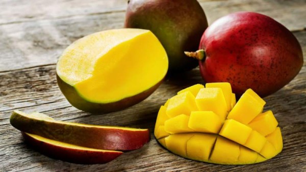 1. Ayuda a la digestiónGracias a la cantidad de fibra y agua que tiene el mango, este te ayuda a prevenir el estreñimiento y sus enzimas digestivas apoyan a tu cuerpo a descomponer alimentos. 1. Ayuda a la digestiónGracias a la cantidad de fibra y agua que tiene el mango, este te ayuda a prevenir el estreñimiento y sus enzimas digestivas apoyan a tu cuerpo a descomponer alimentos.