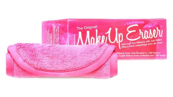 Makeup Eraser¡Solo sumérgela en agua tibia y esta toalla remueve todo tu maquillaje! No toma mucho esfuerzo y te deja tu piel limpia.