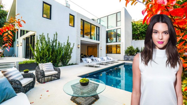 Kendall Jenner gastó alrededor de £ 4,9million en su nueva casa que compró a John Krasinski y Emily Blunt. La modelo de 21 años tiene una casa que cuenta con seis dormitorios, cinco baños y dos piscinas. Ahora puedes echar un vistazo a toda la casa