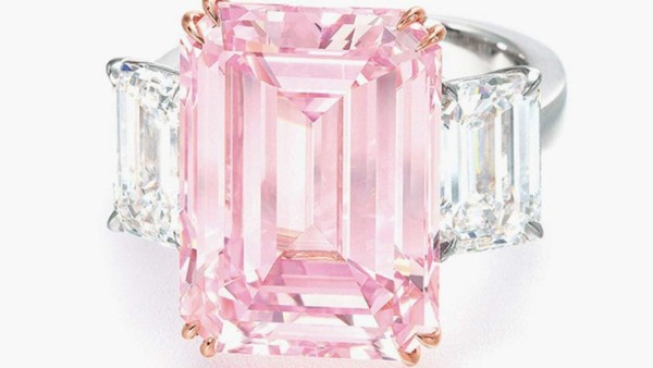 Perfect Pink Diamond<br/>Esta preciosa piedra rosada tiene un valor de 23.2 millones de dólares. Para enaltecer su belleza, el anillo es de oro rosado y blanco de 18 quilates.<br/>