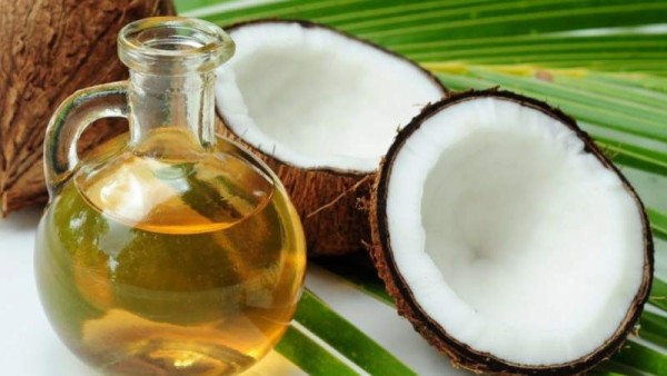 Cocunut OilEl aceite de coco no solo te quita el maquillaje, pero te deja con una piel maravillosamente hidratada.